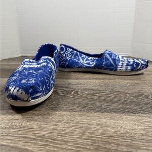 Toms Shoes Womens sz8 Blue White Tie Dye Loafer Boho Beach Granola Hippie Surfer